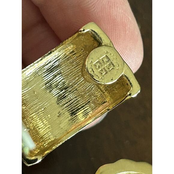 VINTAGE SIGNED GIVENCHY HALF HOOP WIDE BASKETWEAVE CLIP EARRINGS SHINY GOLD - Picture 3 of 3